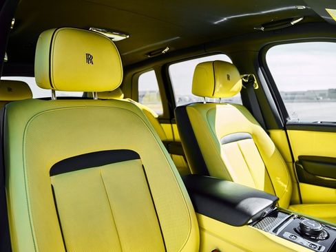 Used 2022 Rolls-Royce Cullinan Black Badge w/ Dark Exterior Package image 49