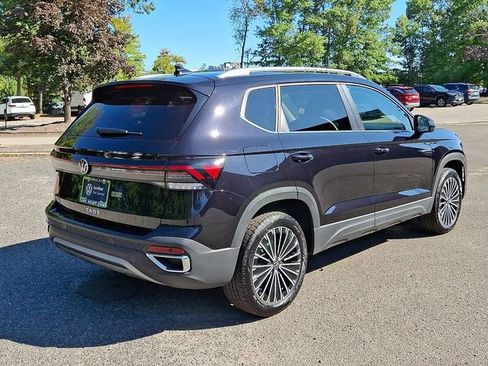 Certified 2025 Volkswagen Taos SE image 11