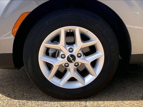 Used 2025 Kia Soul LX w/ LX Technology Package FWD image 7