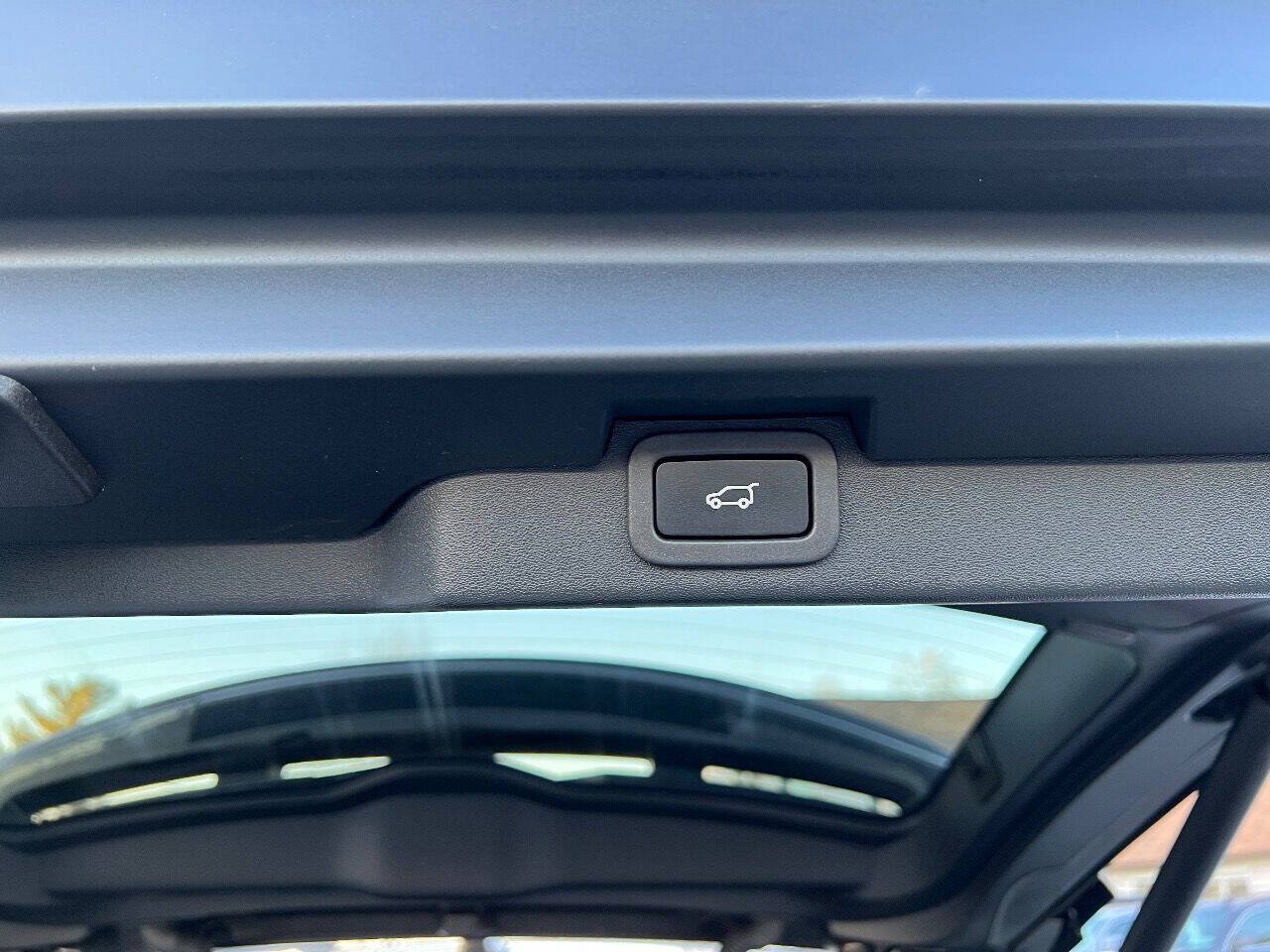 Used 2017 Land Rover Discovery HSE AWD/4WD image 19
