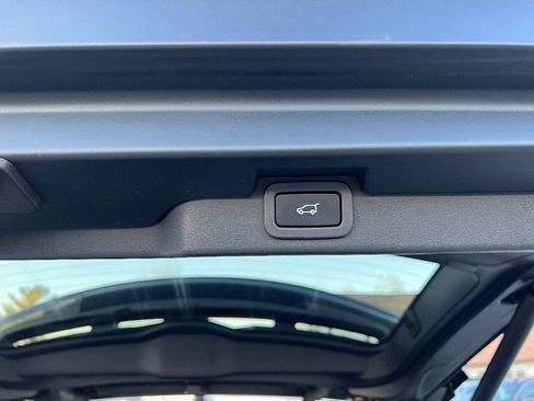 Used 2017 Land Rover Discovery HSE AWD/4WD image 19