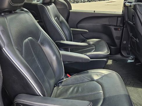 Used 2019 Chrysler Pacifica Limited w/ Advanced Safetytec Group FWD image 60