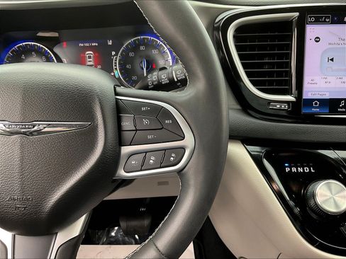 Used 2024 Chrysler Pacifica Touring-L FWD image 13