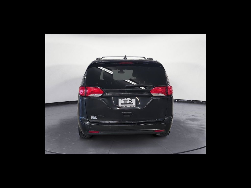 Used 2018 Chrysler Pacifica Touring-L Plus FWD image 5