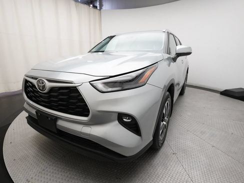Used 2025 Toyota Highlander XLE AWD/4WD image 12