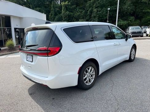Used 2023 Chrysler Pacifica Touring-L FWD image 3