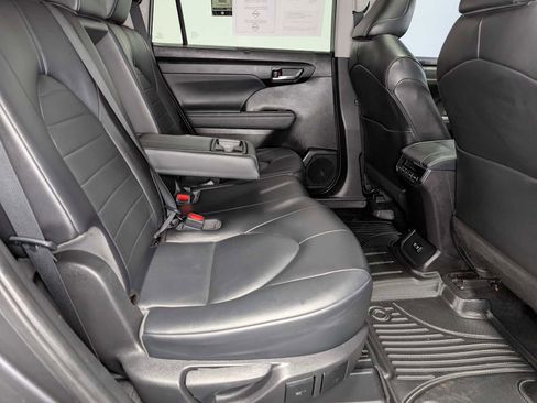 Used 2021 Toyota Highlander XLE AWD/4WD image 46