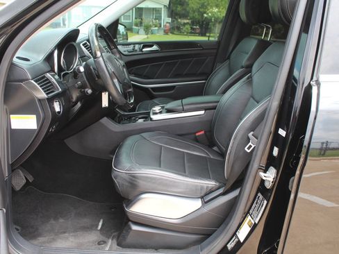 Used 2014 Mercedes-Benz GL 550 4MATIC w/ Driver Assistance Package image 17