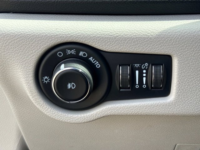 Used 2024 Chrysler Pacifica Touring-L FWD image 26