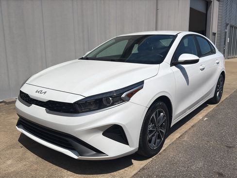 Used 2023 Kia Forte LXS w/ LXS Technology Package FWD image 7