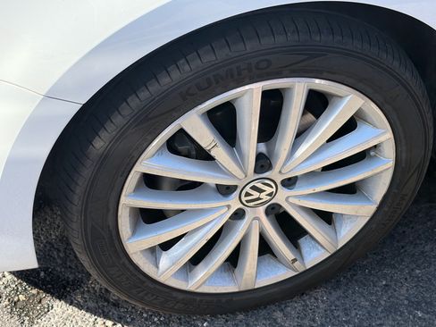 Used 2011 Volkswagen Jetta SEL FWD image 5