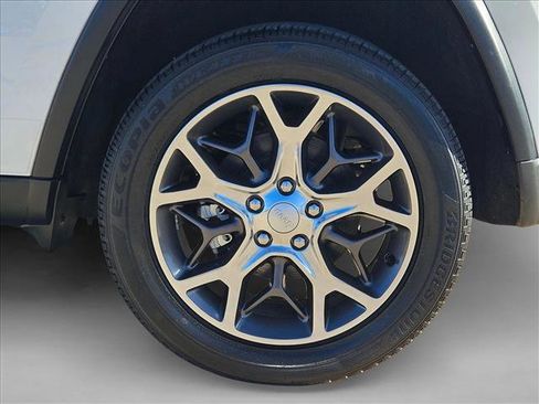 Used 2019 Jeep Grand Cherokee Limited image 24