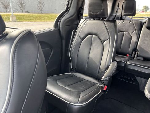 Used 2025 Chrysler Pacifica Limited image 44