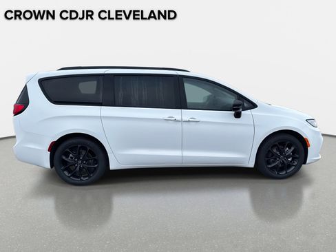 New 2026 Chrysler Pacifica Select image 3