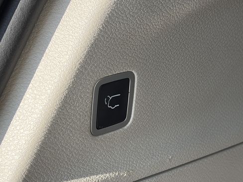 Used 2023 Chrysler Pacifica Touring-L FWD image 15