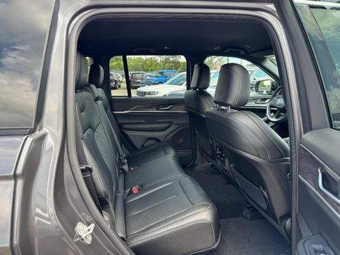 Used 2025 Jeep Grand Cherokee Limited AWD/4WD image 12