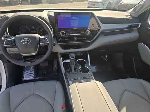New 2026 Toyota Highlander Platinum image 22