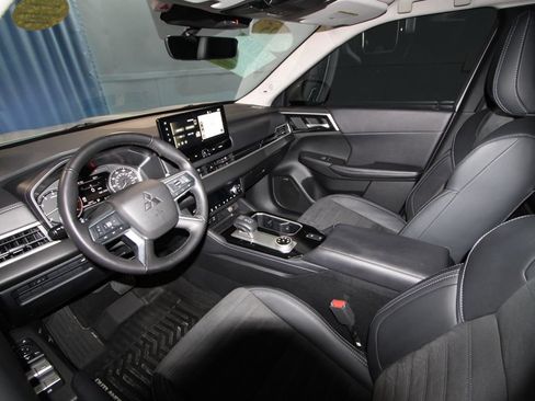Used 2025 Mitsubishi Outlander SE AWD/4WD image 2