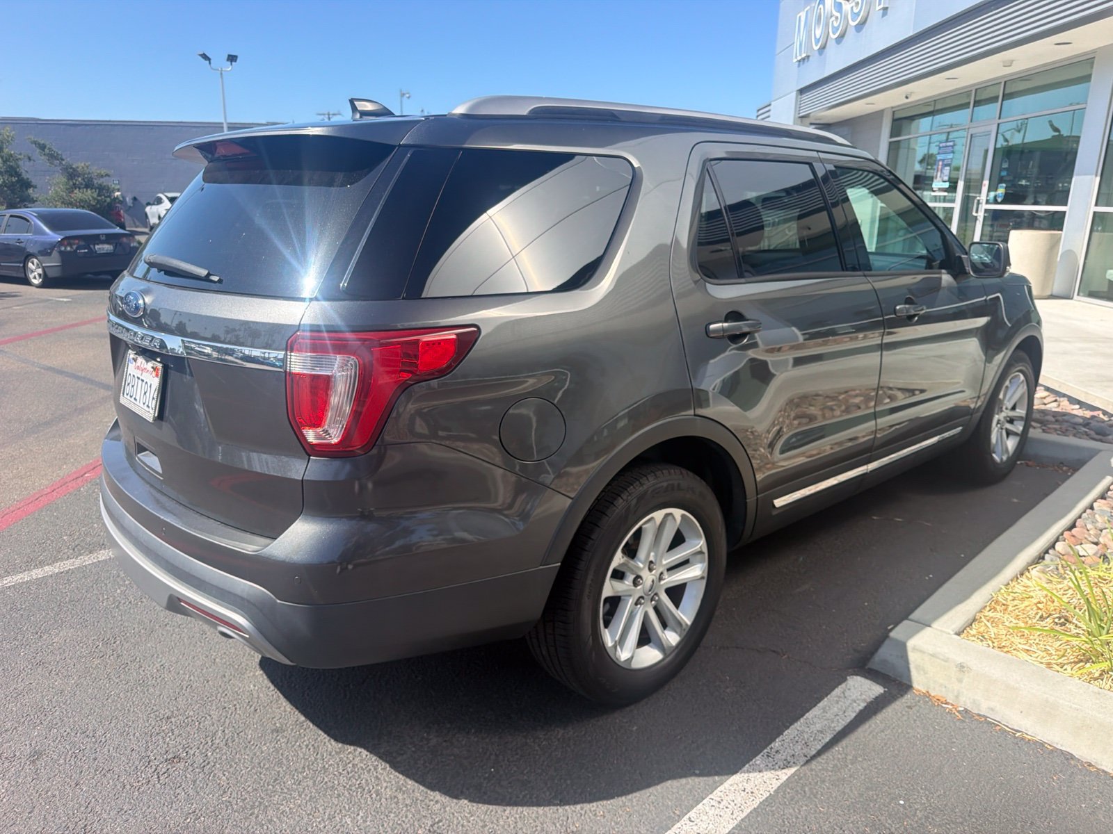 Used 2017 Ford Explorer XLT w/ Equipment Group 202A FWD image 5