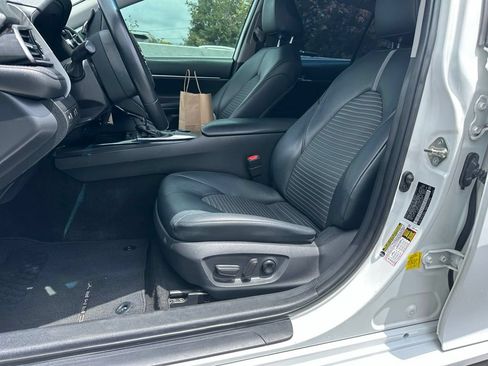 Used 2019 Toyota Camry SE w/ Blackout Package FWD image 9