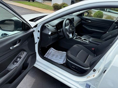 Used 2025 Nissan Altima 2.5 SV FWD image 8