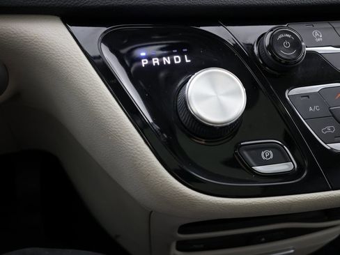 Used 2019 Chrysler Pacifica Limited image 6