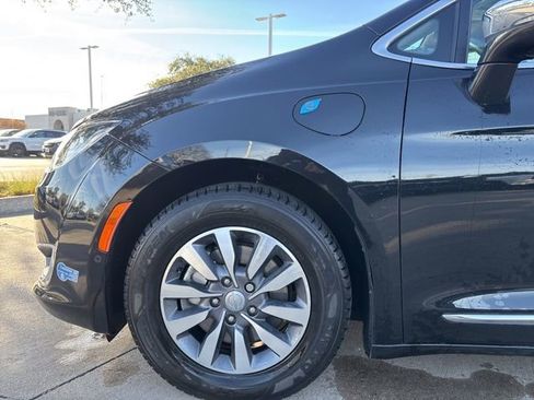 Used 2020 Chrysler Pacifica Limited w/ Advanced Safetytec Group image 14