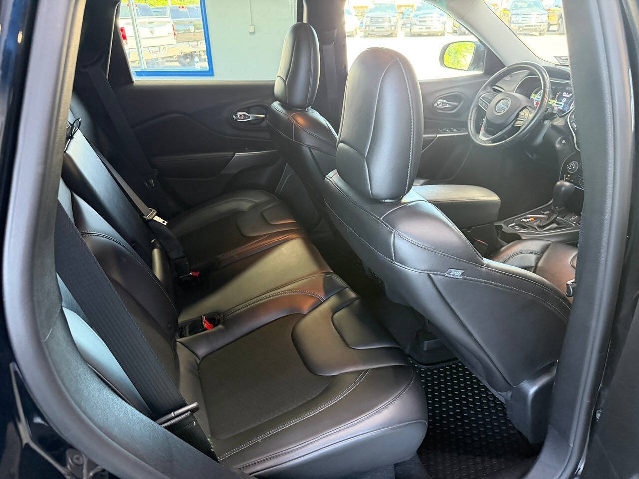 Used 2019 Jeep Cherokee Latitude Plus w/ Cold Weather Group AWD/4WD image 15