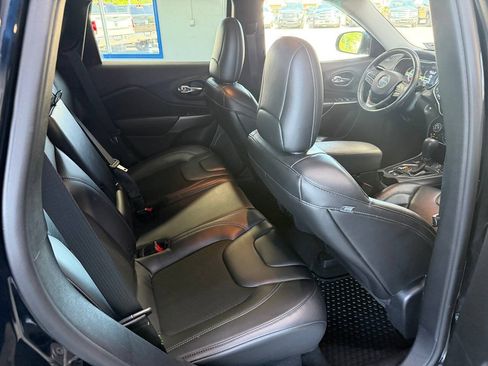 Used 2019 Jeep Cherokee Latitude Plus w/ Cold Weather Group AWD/4WD image 15