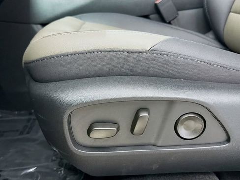 New 2026 Chevrolet Equinox LT w/ Convenience Package II FWD image 21