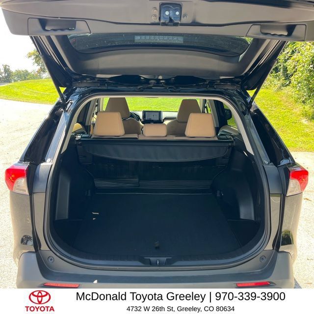 Used 2023 Toyota RAV4 LE AWD/4WD image 9