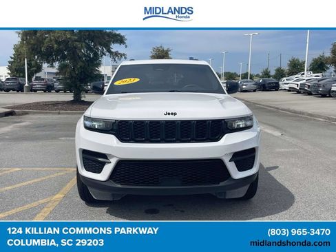 Used 2023 Jeep Grand Cherokee Altitude RWD image 2