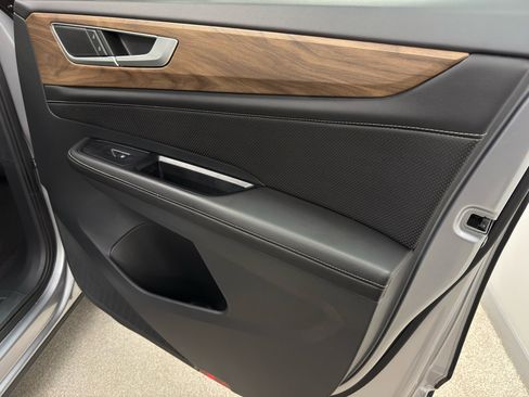 Used 2024 Volkswagen Atlas SE image 13