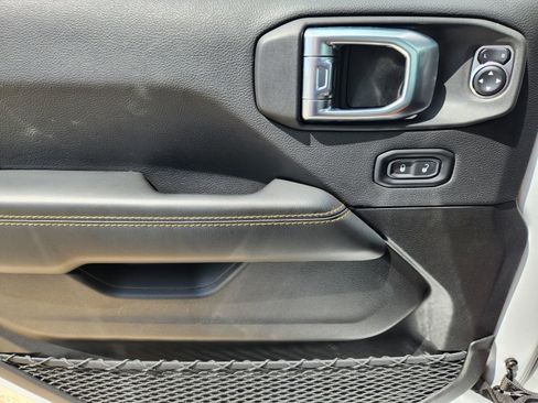 Used 2025 Jeep Wrangler Sahara image 33