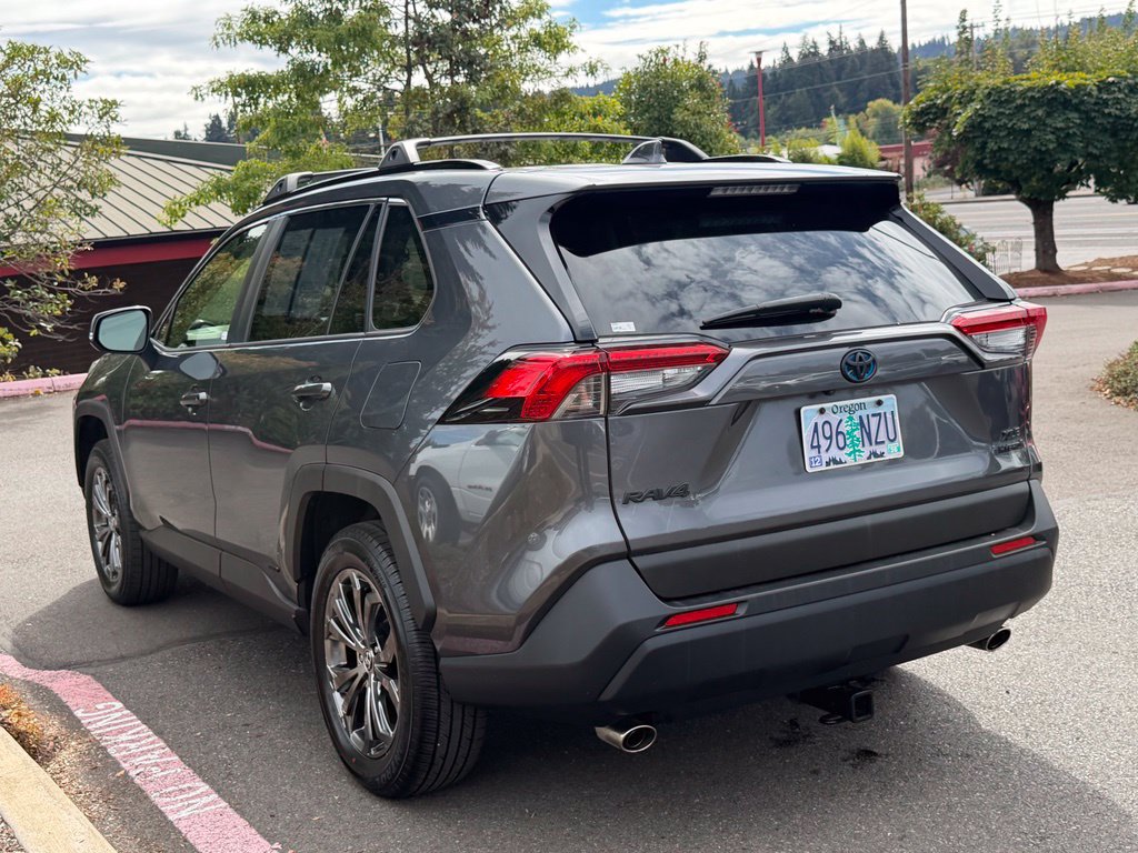 Used 2023 Toyota RAV4 XLE Premium AWD/4WD image 5
