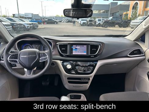 Used 2023 Chrysler Voyager LX FWD image 9