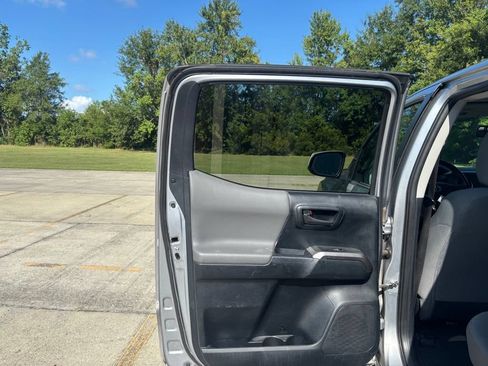 Used 2017 Toyota Tacoma SR5 RWD image 14