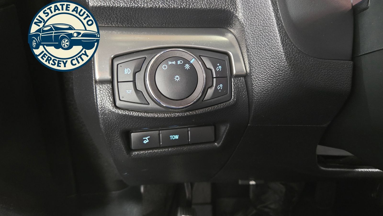 Used 2019 Ford Explorer XLT w/ Equipment Group 202A AWD/4WD image 29