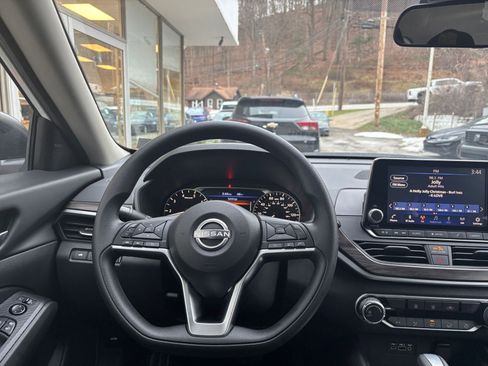 Used 2025 Nissan Altima 2.5 SV image 34
