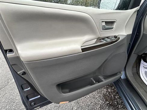 Used 2017 Toyota Sienna XLE image 24