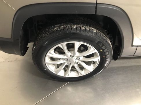 Used 2019 Jeep Cherokee Latitude w/ Cold Weather Group image 9