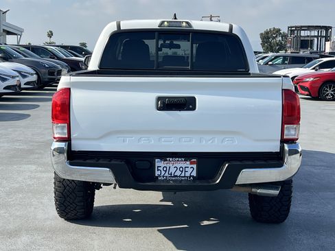 Used 2017 Toyota Tacoma SR5 w/ SR5 Appearance Package (SM) image 6