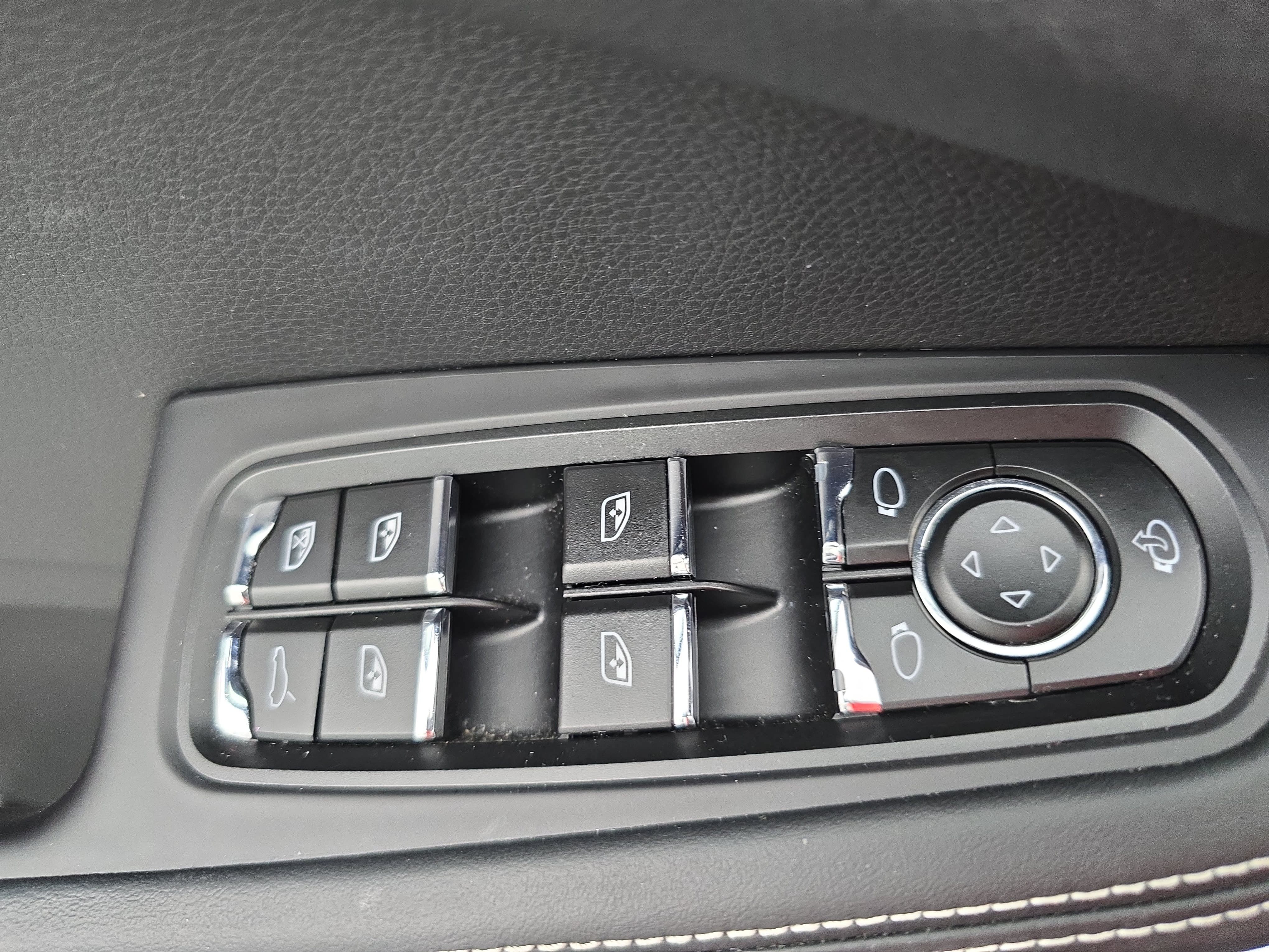 Certified 2024 Porsche Macan S AWD/4WD image 30