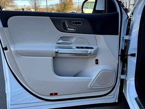 Used 2025 Mercedes-Benz GLB 250 4MATIC image 18