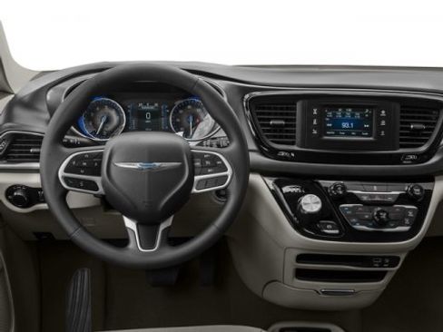 Used 2017 Chrysler Pacifica Touring image 10