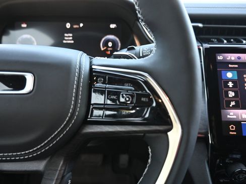 Used 2025 Jeep Grand Cherokee Overland w/ Luxury Tech Group IV image 7