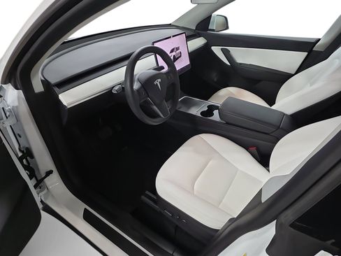 Certified 2022 Tesla Model Y Long Range AWD/4WD image 9