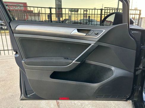 Used 2016 Volkswagen Golf S image 12