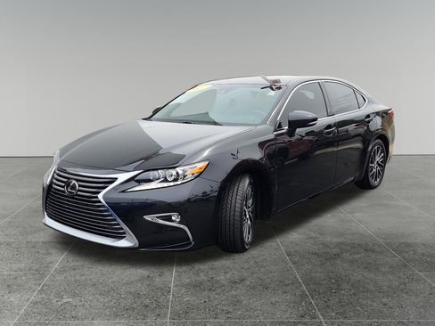 Used 2017 Lexus ES 350 w/ Luxury Package FWD image 3