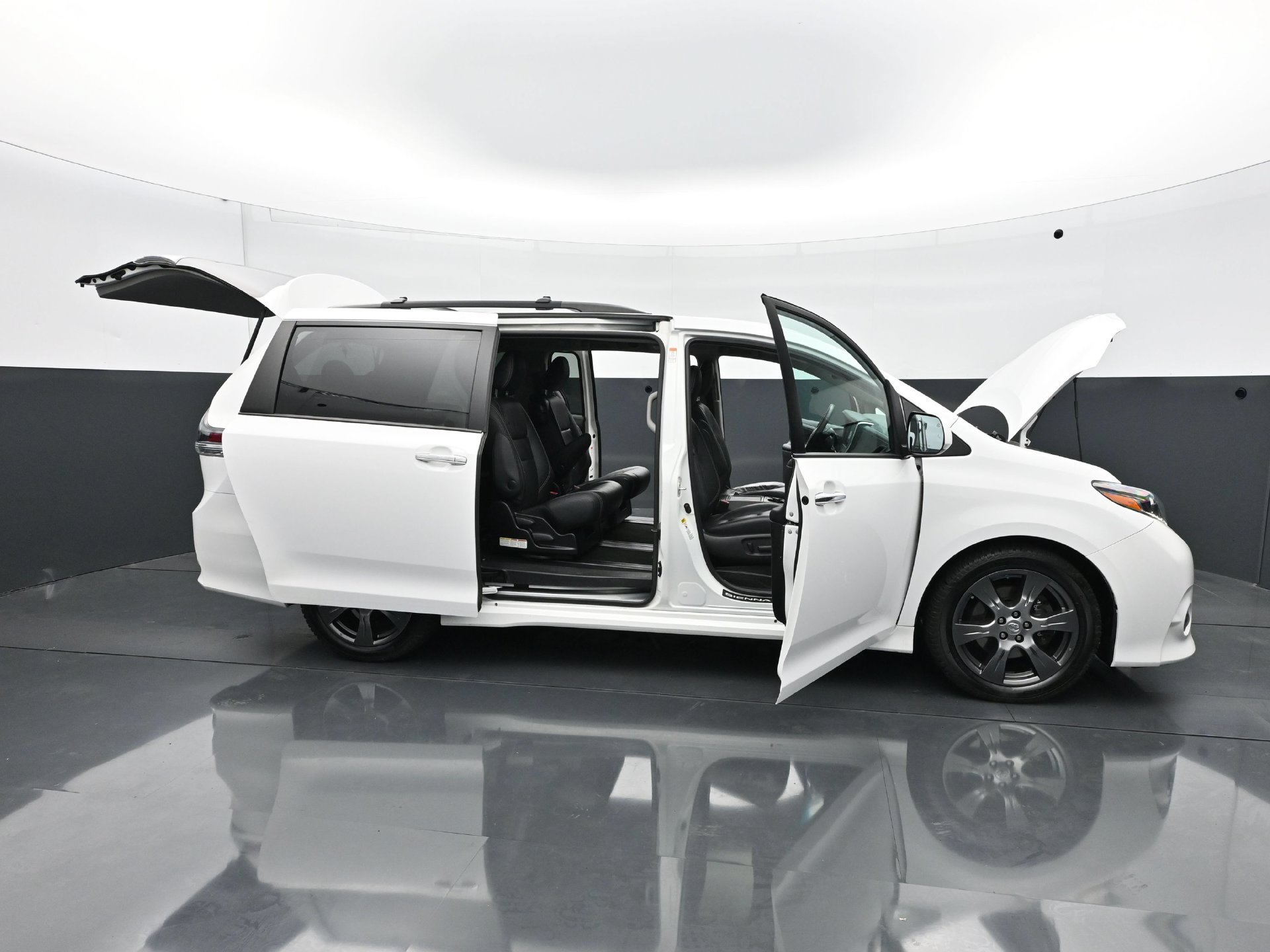 Used 2017 Toyota Sienna SE w/ SE Preferred Package FWD image 38